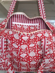 Sac fourre-tout en coton à fleurs rouge fait à la main avec fermeture éclair | Sac à bandoulière imprimé bloc matelassé | Sac de transport spacieux et de tous les jours - Product Image 4
