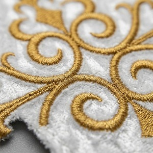 Aplique Bordado Personalizado de Flor de Lis Dorada, Cuadrado, para Coser en Prendas de Vestir, Estilo Clásico - Product Image 3