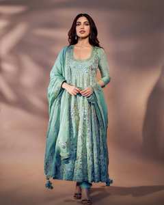Robe de soirée-Pene et Dupatta avec broderie Zari et paillettes - Product Image 1