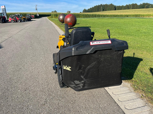 Compre el Tractor Cortacésped Cub Cadet XT3 de 106 cm, Tractor de Jardín de Uso Pesado con Transmisión Hidrostática - Product Image 4