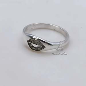 Anillo de Labios 'Beso Susurrante' de Plata de Ley Hecho a Mano, Anillo de Promesa Grabado con Diseño 'Beso' Delicado para Amor Romántico - Product Image 4