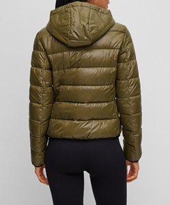 Chaquetas Acolchadas Personalizadas de Punto Metálico Brillante con Bolsillos con Cremallera, Capucha y Cuello, Estampadas en Serigrafía, de Nailon, al por Mayor para Mujer - Product Image 4