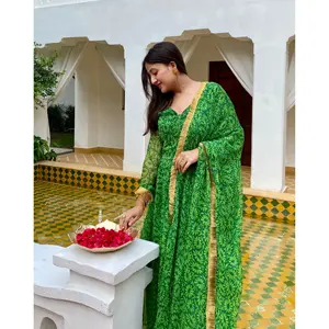 Conjunto de Traje de Gasa Verde Puro para Mujer Aarya - Product Image 2