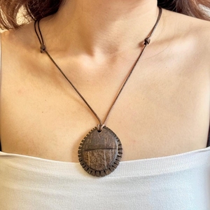 Colección de collares con colgante de concha de coco de estilo étnico artesanal de elegancia ecológica, accesorios de moda ecológicos de Indonesia - Product Image 2