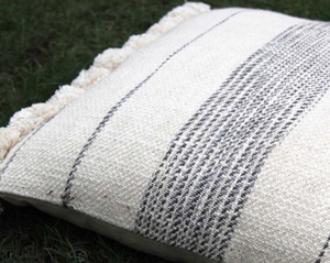 Funda de cojín a rayas con flecos de pompón Funda de almohada de algodón grueso a rayas marfil y gris - Product Image 2