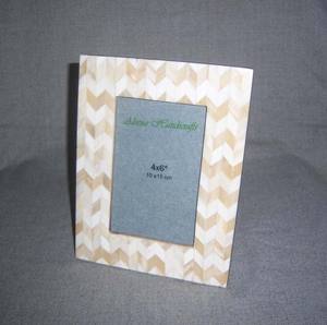 Cadre photo en bois abstrait avec incrustation d'os, idéal pour les cadeaux de mariage en gros - Product Image 1