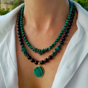 Pendentif artisanal en pierres précieuses naturelles de grande taille - Ensemble de 2 colliers à <span class=keywords><strong>double</strong></span> rangée en malachite et agate noire, multi-brins perlés - Product Image 1