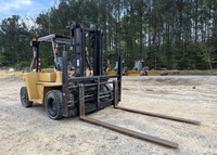 Chariot élévateur Caterpillar DP70 d'occasion 2004, faible nombre d'heures, moteur à combustion interne, pneus pleins, prêt pour le tout-terrain, livraison mondiale incluse