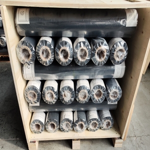 Nouveau <span class=keywords><strong>film</strong></span> <span class=keywords><strong>de</strong></span> paillis PE bicolore argent et noir, adapté à la culture des fraises et des légumes. - Product Image 4