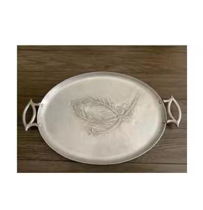 Plateau de service en aluminium coulé en métal de forme circulaire avec poignée Tendance de produit à forte demande conçue disponible à la vente - Product Image 3