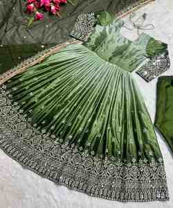 Fabulous Crape/Creepe Party Wear Saree con lujoso trabajo de piedra y detalles de Zari - Product Image 4