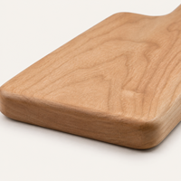 Planche à découper en bois de cerisier en gros avec longue poignée et trou de suspension, planche rectangulaire pour hacher et servir, logo personnalisé OEM