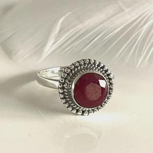Bague en rubis faite à la main, en argent sterling, bijoux de naissance, bague en pierres précieuses, cadeau pour femmes, bijoux fins - Product Image 2