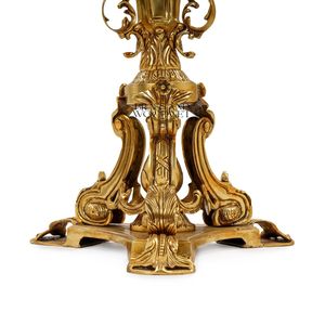 Mesa Auxiliar de Lujo con Tapa de Cristal Cuadrada y Base de Pedestal de Latón Dorado Tallado a Mano para Decoración de Esquinas de Hogares Modernos y Clásicos - Product Image 4