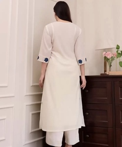 Ensemble de costume en coton doux de qualité supérieure, brodé, kurta, pantalon, dupatta, travail de fil fin pour femmes, vêtements ethniques en gros, vêtements de fête, vêtements de bureau - Product Image 2