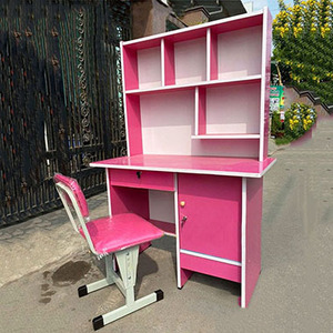 โต๊ะนักเรียนสีชมพูทันสมัยพร้อมชั้นวางหนังสือในตัว - Product Image 1