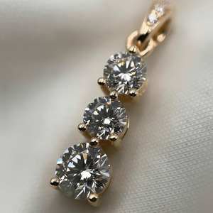 Colgante de diamante cultivado en laboratorio de tres piedras, colgante de diamante CVD para mujer, colgante de brida creado en laboratorio de corte redondo 1,0 Ctw, oro amarillo de 14K - Product Image 6