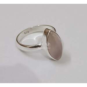 Anillo de Cuarzo Rosa con Corte Marquesa, Hecho a Mano en Plata de Ley, Joyería Boho Minimalista, Gema Rosa Natural, Estilo Hip Hop Elegante - Product Image 5