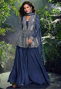 Conjunto de bordado de seda Chinon con lentejuelas y detalles de encaje en elegante palazzo y dupatta de malla. - Product Image 4