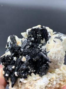 Espectacular Espécimen de Turmalina Negra Natural, Colección de Piedras Preciosas Sueltas para Sanación, Skardu Pakistán - ¡En Oferta! Piedra Preciosa Brillante 710g - Product Image 4