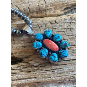 Pendentif en argent sterling fabriqué par des artisans Navajo avec incrustation de turquoise et d'huître barbelée dans un serti clos - Product Image 1