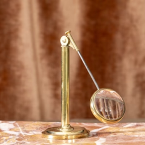 Loupe courbée de couleur cuivre avec une base en bois, loupe de bureau d'inspiration vintage, disponible aux tarifs de gros. - Product Image 4