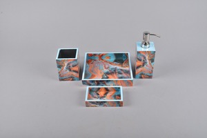 Ensemble d'accessoires de salle de bain en résine 3 pièces de qualité supérieure distributeurs de cristal de taille personnalisée pour lotion et savon - Product Image 3