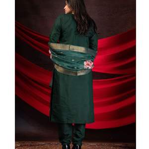 Elégant ensemble Roman Kurti en viscose avec broderie à la main Floral Dupatta et pantalon assorti pour tenue festive et décontractée - Product Image 4