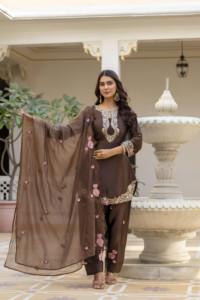 Conjunto de satén japonés con bordado de secuencia elegante, completamente cosido, con parte superior, parte inferior y dupatta, listo para usar. - Product Image 2