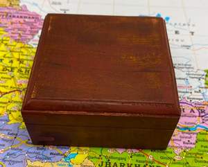 Boussole classique en cuivre écologique avec motif circulaire et boîte en bois sculptée pour la navigation et les cadeaux - Product Image 5