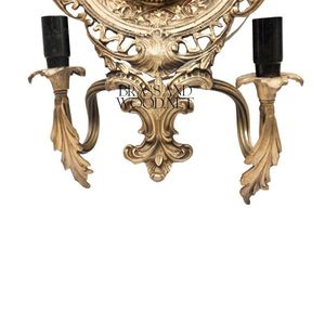 Applique murale en laiton antique avec cadre d'art floral orné et deux bras de style bougie pour intérieurs classiques de luxe - Product Image 3