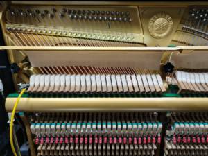 Piano Vertical Acústico Yamaha UX5 Negro para Músicos Profesionales, Piano Japonés de Segunda Mano, Madera Sólida, 88 Teclas - Product Image 2