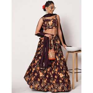 Elegante Lehenga Choli de Seda con Estampado Floral Morado para Recepciones y Bodas - Product Image 6