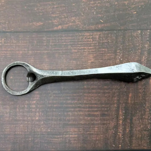 Abrebotellas decorativo clásico de hierro fundido con estilo antiguo perfecto para cocinas rústicas, bares y patios al aire libre - Product Image 1