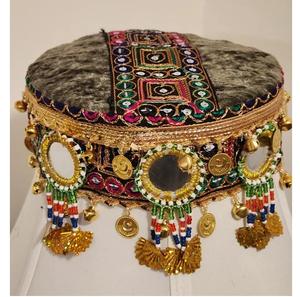 Gorros Afganos Hechos a Mano con Diseño Personalizado, Modernos y Elegantes para Mujer, Gorros Tribales Kuchi Vintage para Fiestas y Bodas - Product Image 1