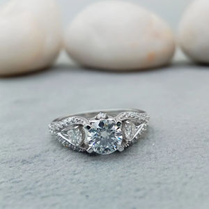 แหวนเพชรทรงคลาสสิค 1.5 กะรัต เจียระไนแบบ VVS เพาะเลี้ยงในห้องปฏิบัติการ เหมาะสำหรับงานหมั้น งานแต่งงาน งานครบรอบ หรืองานเลี้ยงสำหรับผู้หญิง ทอง 14k/18k พร้อมใบรับรอง - Product Image 1