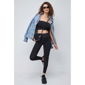 Chemisier court décontracté scintillant à col ras du cou avec logo frontal sans couture - Product Image 3