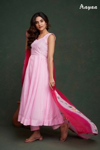 Obtener pedido Anarkali Full Flair Color Rosa bordado hasta el suelo Trendy Kurti & Pent con contraste Dupatta Set a precio mayorista - Product Image 3