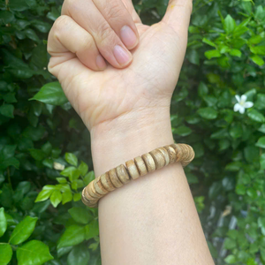 Bracelets extensibles en perles de bois naturel de fabrication vietnamienne bijoux élastiques en perles de bois d'agar - Product Image 4