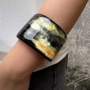 Bracelet en corne de buffle fait main pour femmes, nouveau design avec un look élégant pour les mariages - Product Image 1