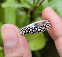 Bague Art Déco audacieuse en argent sterling 925 recyclé, faite à la main, texturée effet écaille de dragon, oxydée, gravée sur mesure, fine