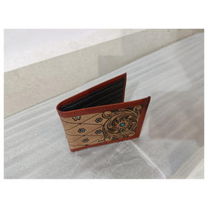Portefeuille en cuir souple marron unisexe de qualité supérieure avec motif floral gravé à la main, logo personnalisé, plusieurs poches, vente chaude en Inde - Product Image 1