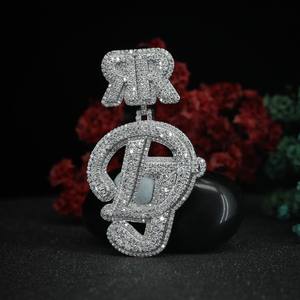 Colgante de Letra Inicial con Moissanita de Corte Brillante Redondo de Lujo, Joyería de Alfabeto Personalizada, Regalo para Hombres y Mujeres por Phoenix Enterprise - Product Image 3