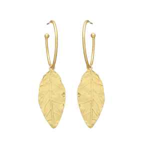 Ensemble de boucles d'oreilles dorées avec feuille et crochet - Product Image 1