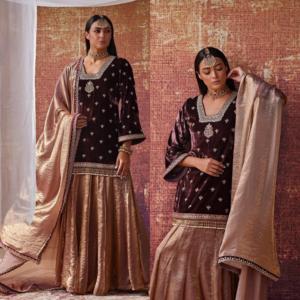 Ensemble Lehenga Palazzo en velours de créateur à prix avantageux, avec dupatta, pour les occasions de mariage, de fête ou traditionnelles - Product Image 2