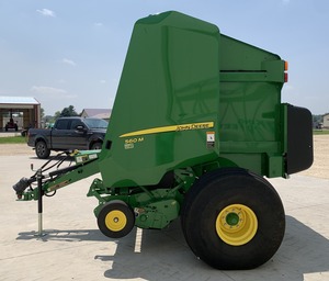 Presse à balles rondes Johnn Deerre 560M d'occasion pour usage agricole en état neuf avec composant moteur - Product Image 4