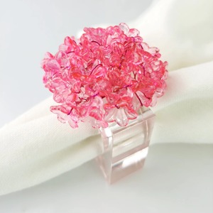 Rond de serviette fleur rose en résine Accessoire de décoration de table élégant pour la maison, le mariage et la fête Design floral et charmant élégant - Product Image 3