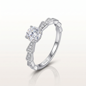 Bague de fiançailles classique solitaire SHREYA DIAM pour femme en argent 925 avec diamant de laboratoire taille brillant et pierres latérales en moissanite couleur D - Product Image 3