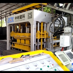 Machine industrielle de fabrication de blocs de béton à haut rendement ZCJK avec contrôle PLC, système hydraulique, fonctionnement multi-moules QTY6-15 - Product Image 3