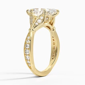 Anillo de Diamante Solitario con Corte Esmeralda en Oro Amarillo de 18K para Mujer, Elegante, Brillante y Opulento, Regalo de Aniversario o Hitos - Product Image 4